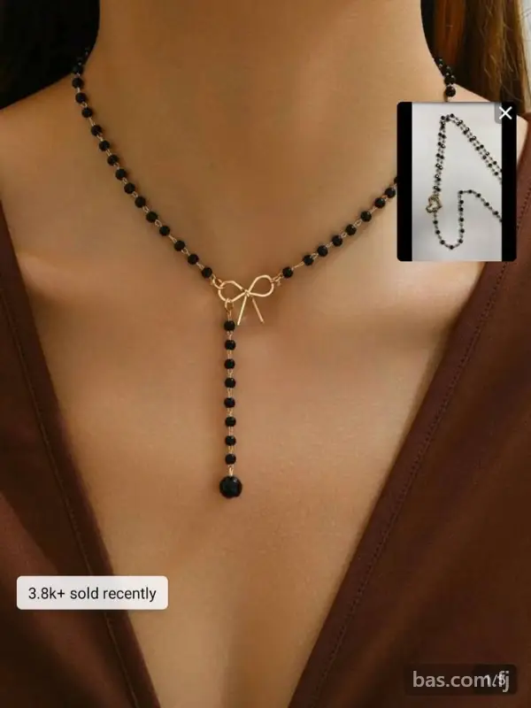 Chains, jewellery.