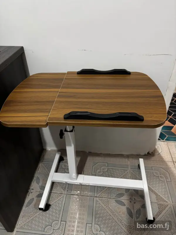 Rolling laptop table