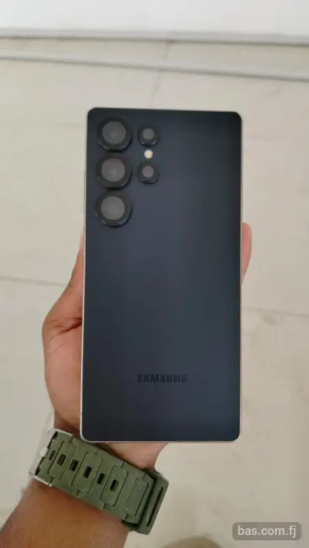 Samsung s25 ultra 512gb. Wanna swap with iphon 17 pro. Or 17 pro max and.some cash